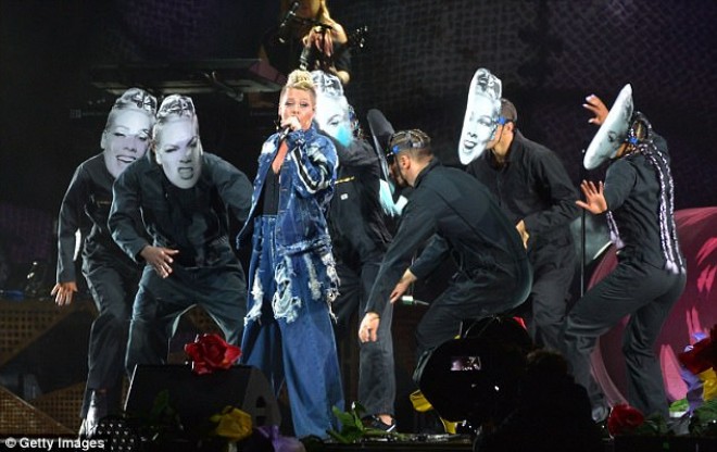 Pink oxudu, yanğın başladı