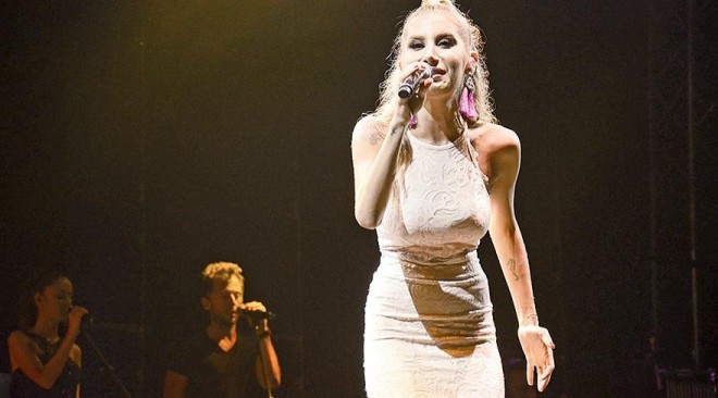 İrem Derici səhnədə ağladı