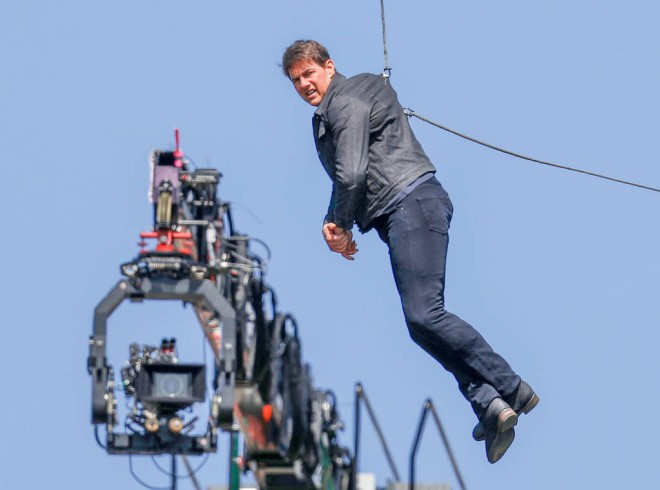 Tom Kruz dama atıldı, zədələndi - video