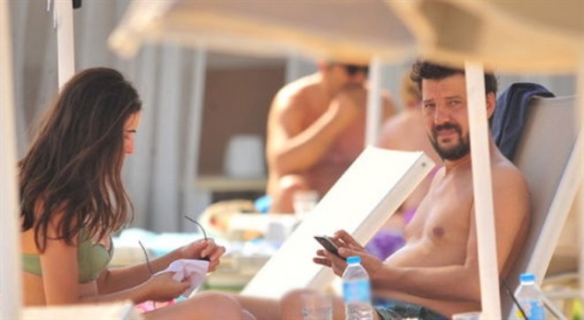 Aktyor sevgilisi ilə çimərlikdə - fotolar