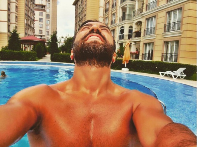 Zamiq Hüseynov hovuzda - foto