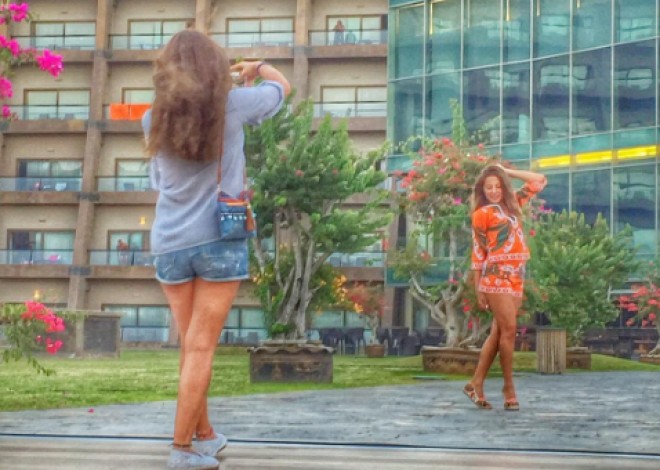 Ayanın qısa şortikdə fotosu: Biləcəksən, pulu hardan qazanıram"