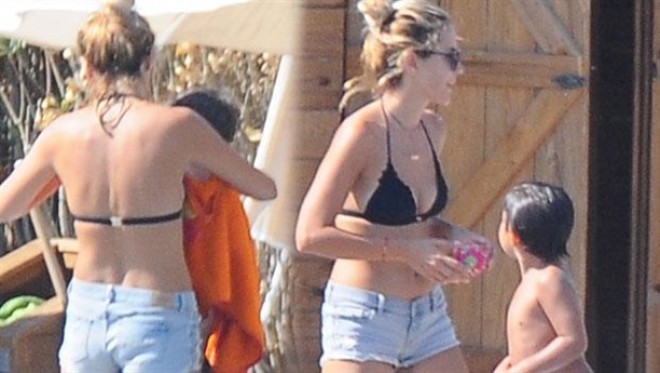 Aparıcı oğlu ilə Çeşmədə - foto