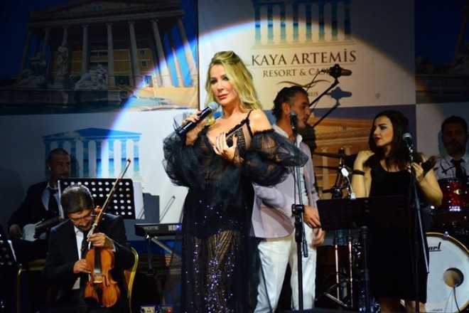 Seda Sayan çimərlik geyimində səhnədə - fotolar