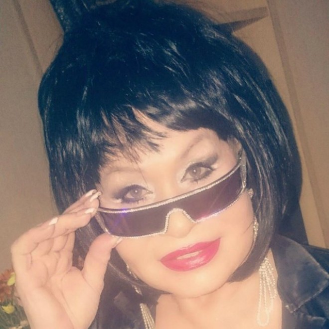 Nisə Qasımova eynəksiz fotosunu paylaşdı