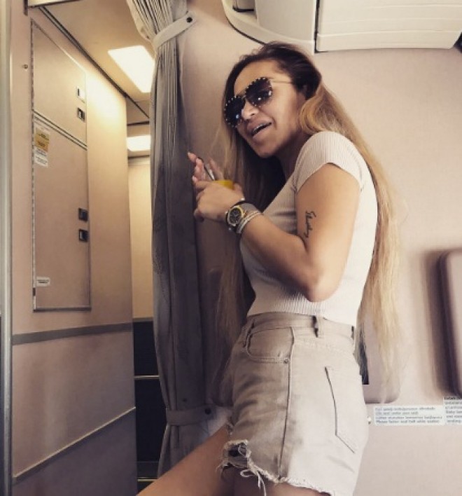 Rəqsanə ərinin üzünü gizlətdi – foto