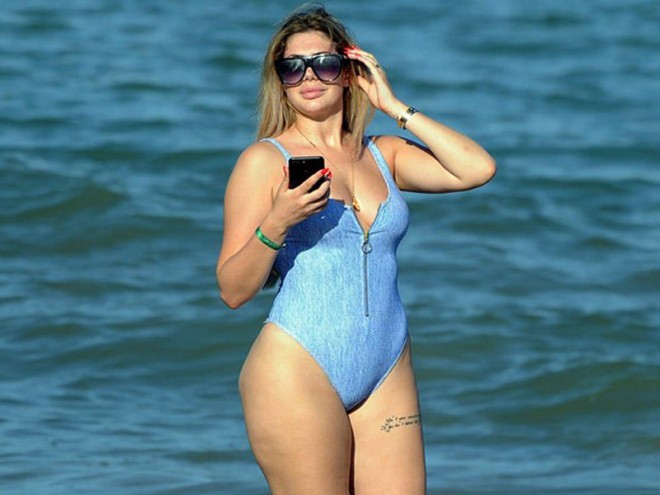 21 yaşlı modelin artıq çəkiləri diqqət çəkdi - fotolar