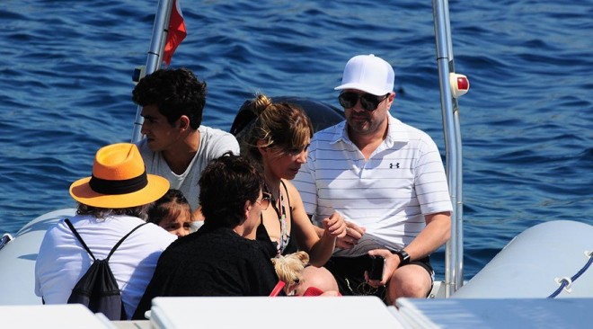 Burak Kut ailəsi gəmi turunda