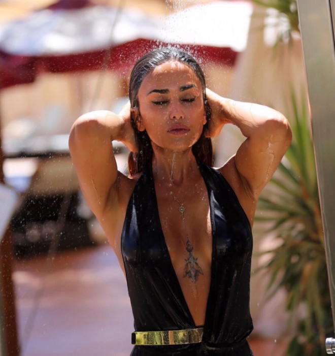 Abıyeva çimərlik geyimində duş qəbul etdi - foto