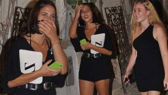 Jurnalistlər Hülya Avşarın qızını qorxutdu