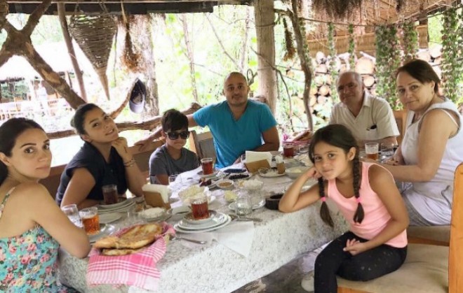 Miri Yusif ailəsi ilə süfrə başında - foto