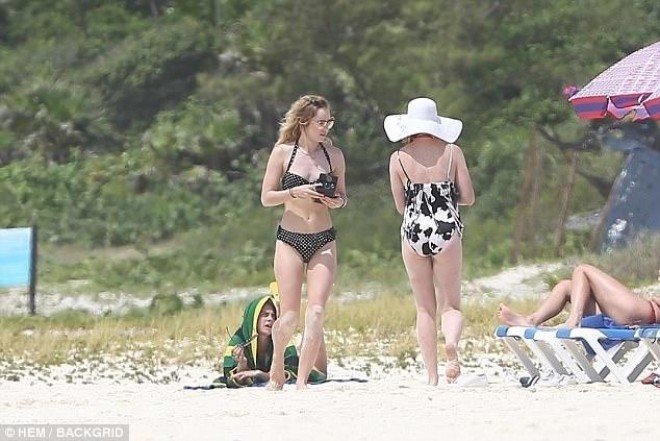 Kara Delevin doğum günündə rəfiqələri ilə belə əyləndi - fotolar