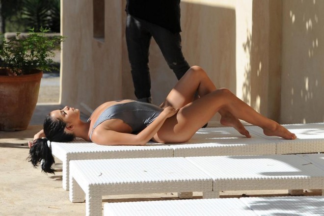 22 yaşlı Demi Rouzdan seksual fotosessiya