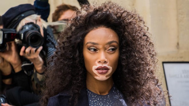 Dəfiləyə büstqaltersiz gələrək təəccübləndirdi - fotolar