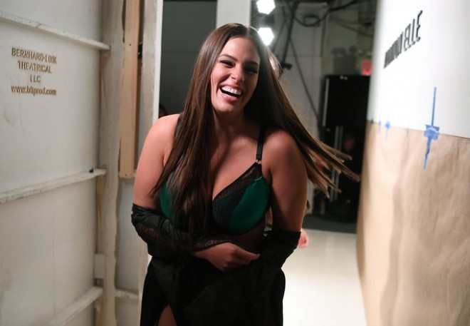 Nyu-York moda həftəsində Eşli Qrehem də podiuma çıxdı - fotolar