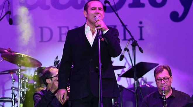 Fərhat Göçer sevənlərini coşdurdu