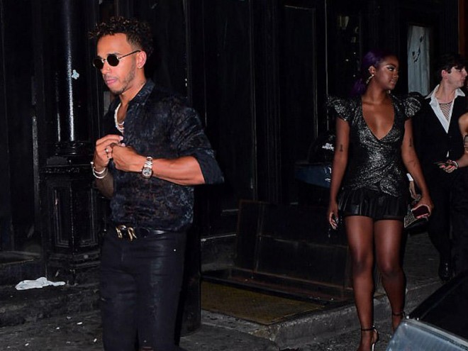 "Formula-1" ulduzu müğənni ilə gecə klubunda - fotolar