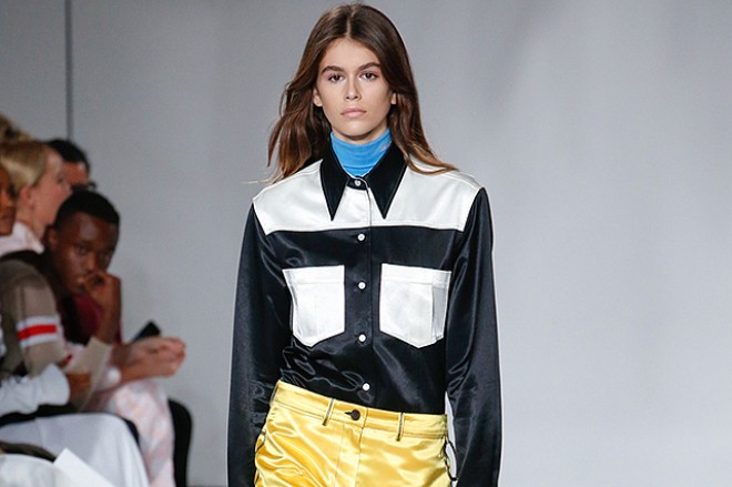 16 yaşı tamam olan Kaya Gerber podiumda addımladı - fotolar