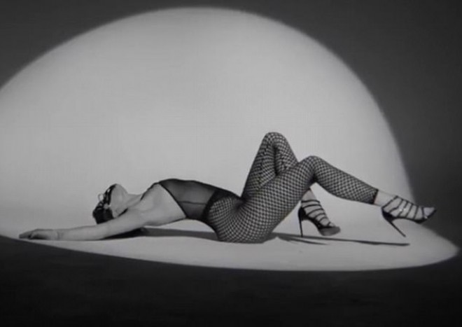 Cessi Cidən transparan geyimdə seksual hərəkətlər - video