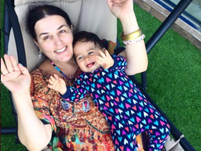 Elzanın nəvəsi ilə fotoları