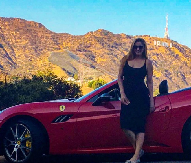 İlhamə məşhur Hollivud yazısının önündə “Porshe” ilə dayandı - foto