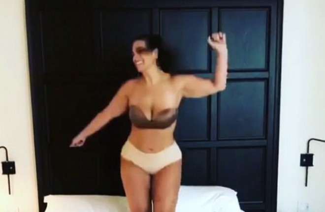 Eşlinin yataqdakı əyləncəli anları - foto