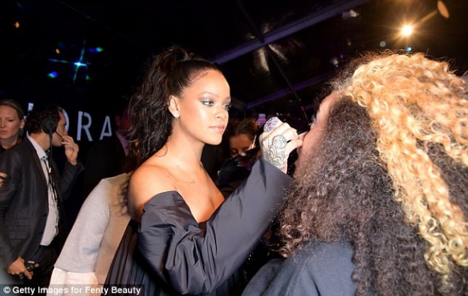 &nbsp;Rihanna “Fenty” brendinin Parisdəki təqdimatına qatılıb