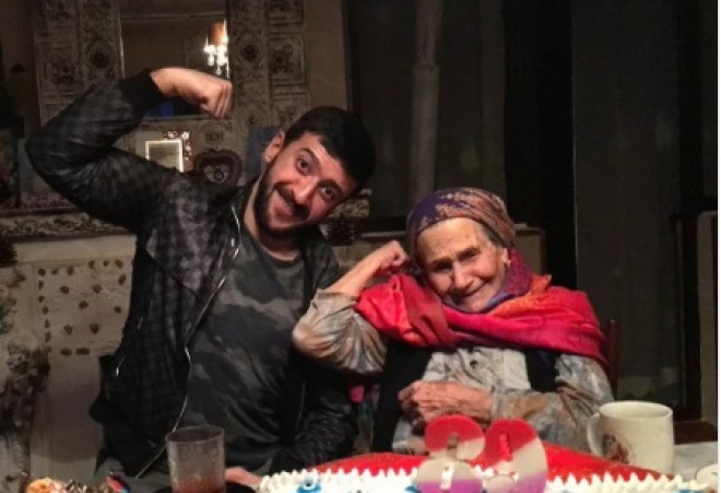 Abbasın nənəsi ilə əyləncəli fotosu