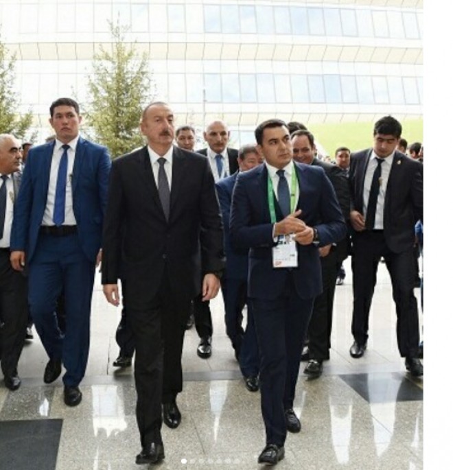 Prezident beynəlxalq sərgidə Azərbaycanın və Qazaxıstanın milli pavilyonları ilə tanış olub - foto