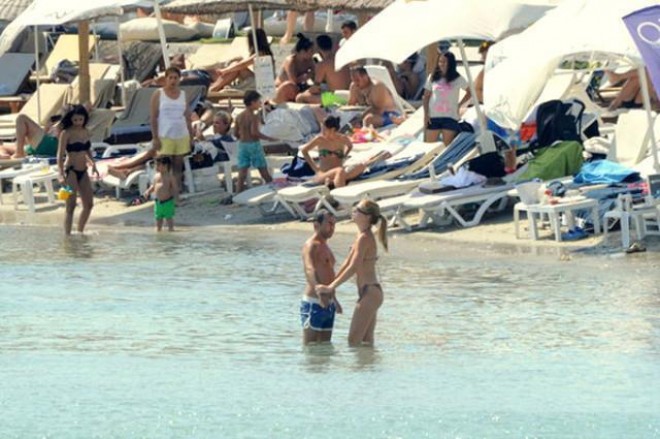 Sərdar Ortaçla xanımının dənizdə romantik anları - fotolar