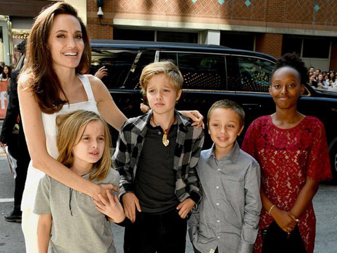 ​Ancelina Coli təqdimata övladları ilə qatıldı - foto+video