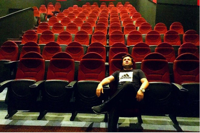 Elnur film izləmək üçün məkanı bağlatdırdı