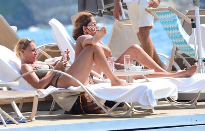 Türkiyə gözəlinin əlindən telefon düşmədi