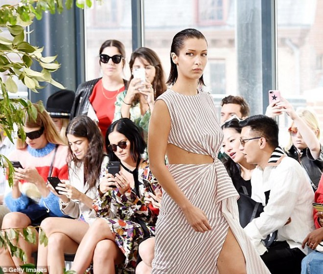 "Viktoriya Sekret"in iki "mələy"i podimda - foto