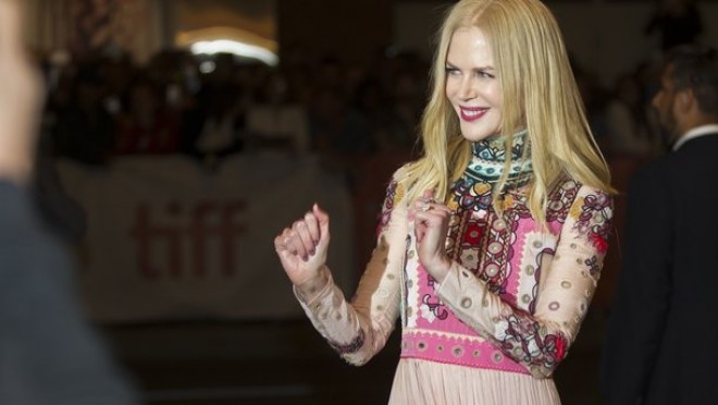 ​Nikol Kidman gecəyə büstqaltersiz qatıldı - foto