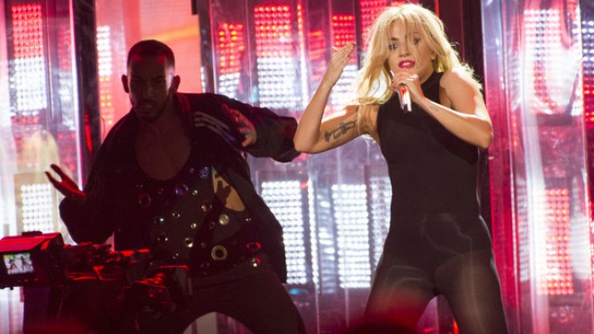 Beyons Ledi Qaqaya hədiyyə göndərdi - fotolar