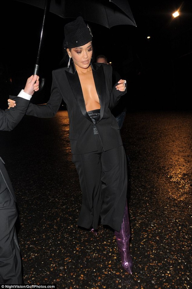 Rita Oradan seksual geyim - fotolar