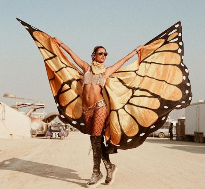 Alessandra festival üçün kəpənək obrazında - foto