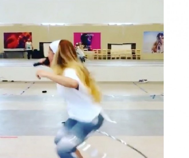 Aygün belində halqa fırladaraq mahnı oxudu - video