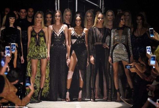 &nbsp;“Viktoriya Sekret”in modelləri London Moda Həftəsində podiuma çıxdı - foto