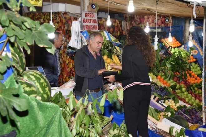 Azra Akın alış-verişdə