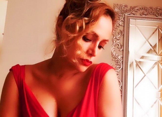 Nigar Camal hovuzda - video