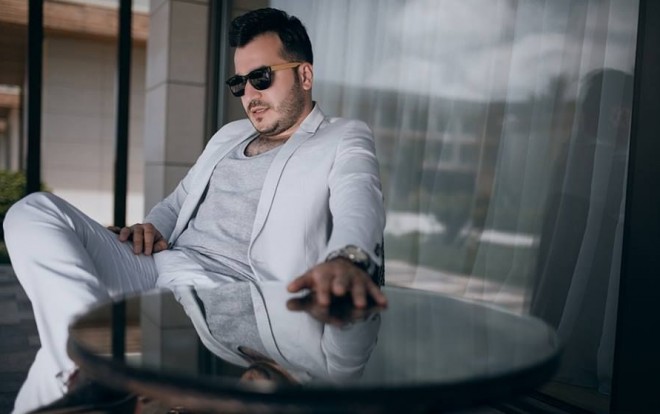 Elvin bitirdiyi məktəbin fotosunu paylaşdı