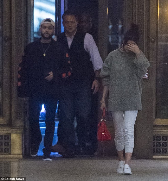 Sevgilisi ilə nahar edən Selena əli ilə üzünü gizlətdi - foto