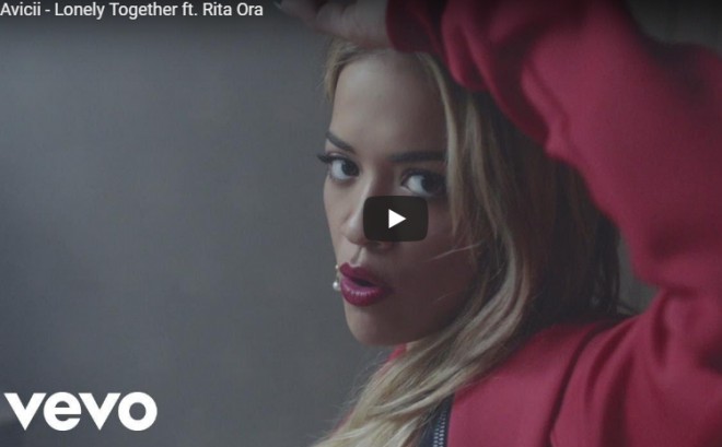 Qırmızı rəngli gecə libasında kamera qarşısına keçdi - video