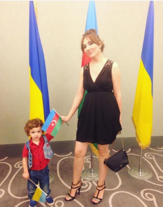 Sabinə Babayeva oğlu ilə - foto