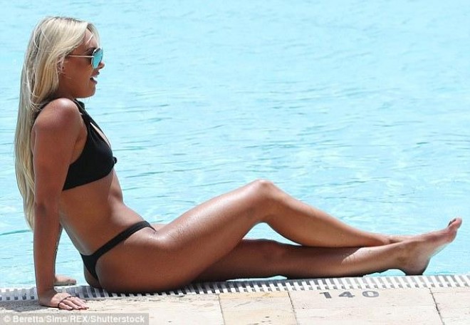 Ember hovuzda paparatsilərə tuş gəldi - fotolar