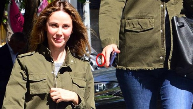 Barmağındakı təkqaş üzük diqqət çəkdi