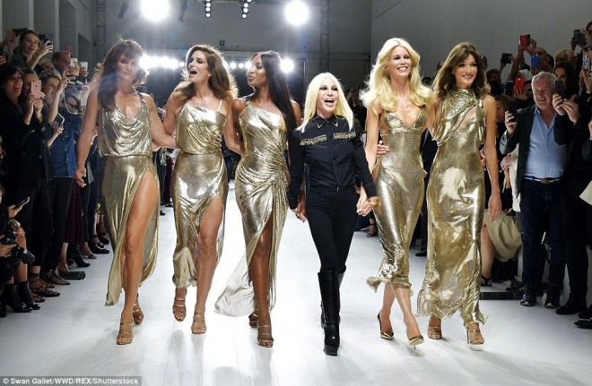 Məşhur modellər “Versace” üçün podiuma çıxdı - fotolar