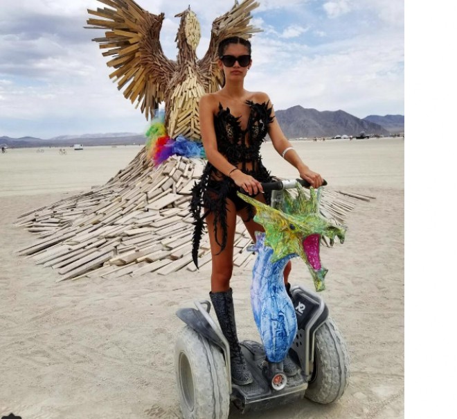 Sara Sampaio da Şeymanın qatıldığı festivalda - foto